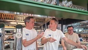 Los hermanos Torres, en el segundo día de vida de su nuevo bar en el mercado de Santa Caterina.