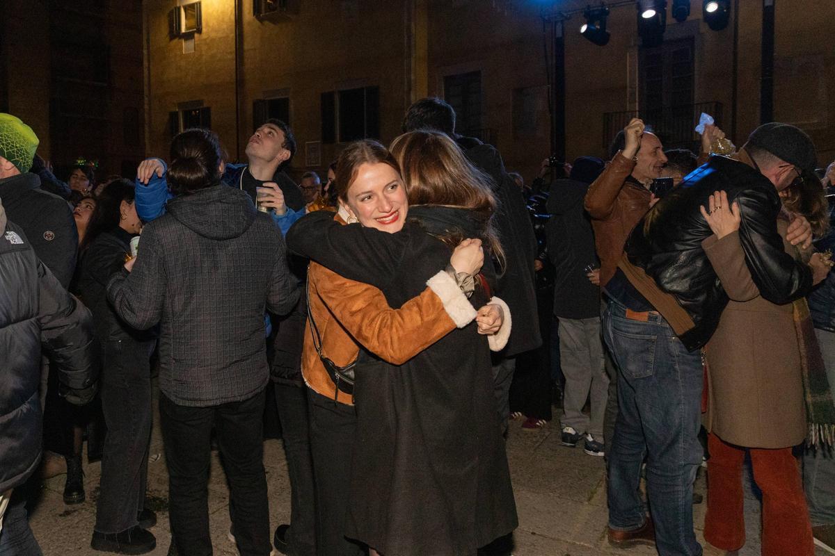 Les imatges de les campanades a la plaça de la Catedral