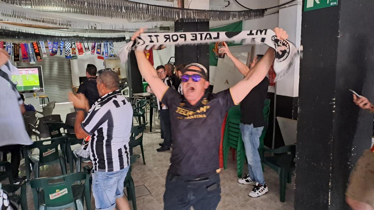 Albinegro fans celebrate promotion.