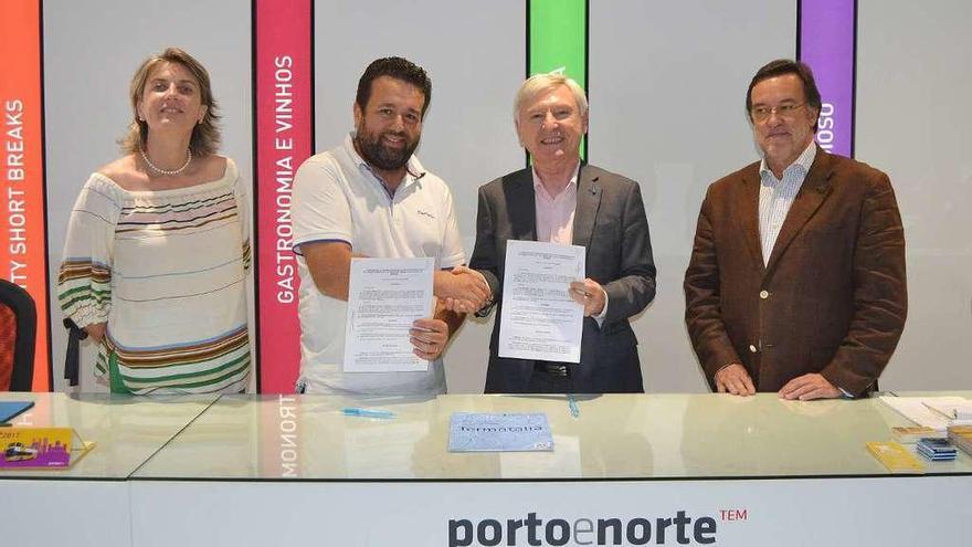El gerente de Expourense, Alejandro Rubín (2º d.), firmando el convenio de colaboración. // FdV