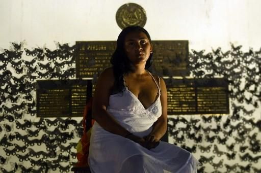 Una mujer participa en una protesta en El Salvador.