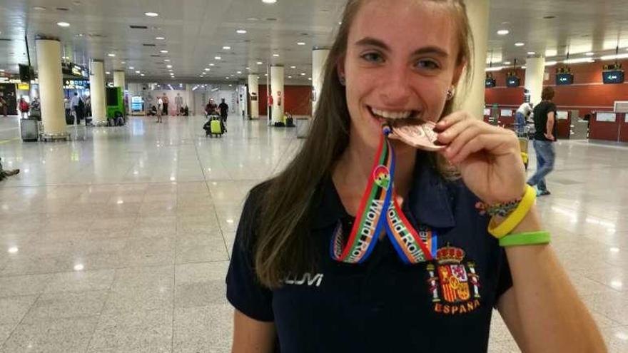 Marina Oliveras, ayer, con la medalla en el aeropuerto de Barcelona.