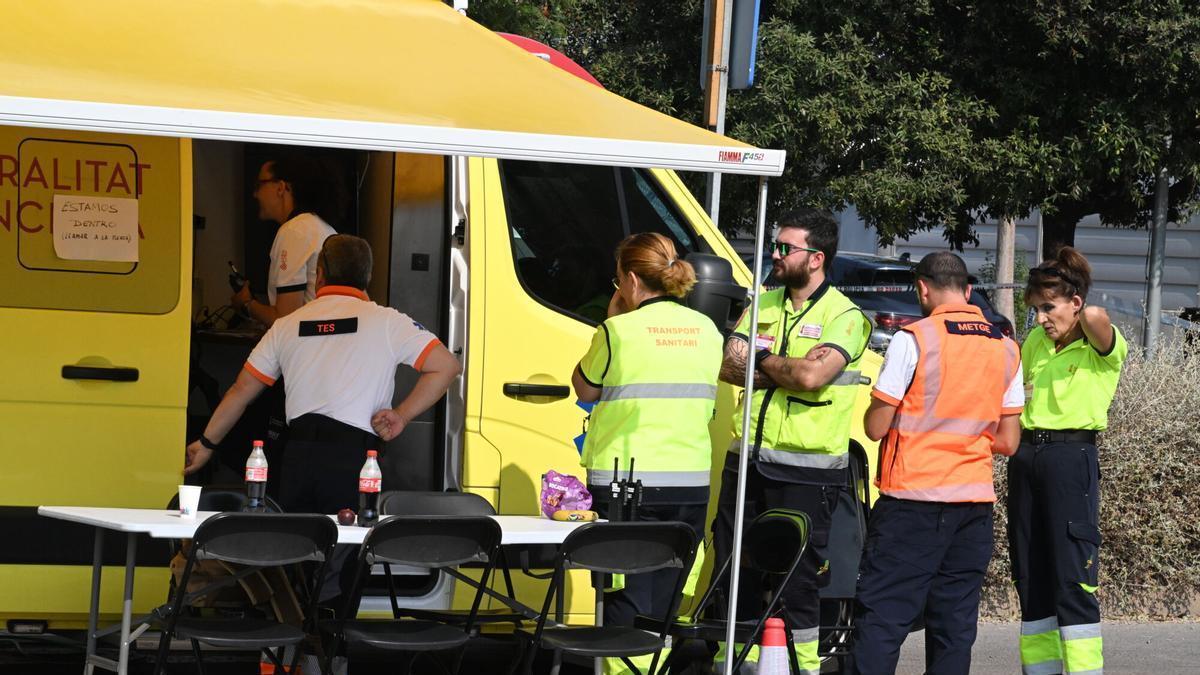 Personal sanitario desplazado al centro de mando operativo del incendio de la Vall d'Uixó.