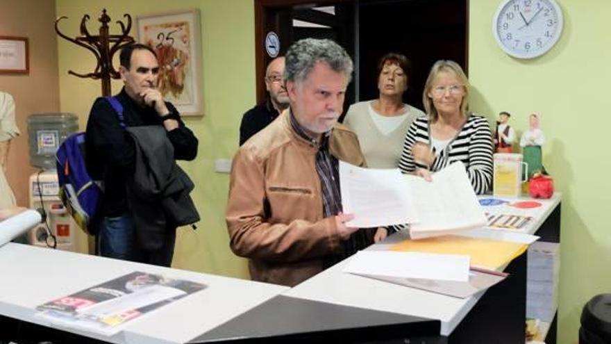 Salvem Garriguella entregant les signatures ahir al matí.