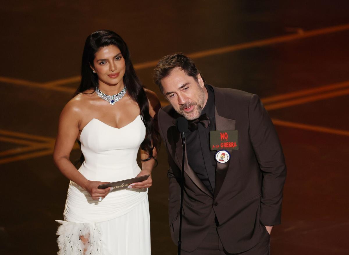 Priyanka Chopra Jonas y Javier Bardem, durante la gala de los premios Oscar.