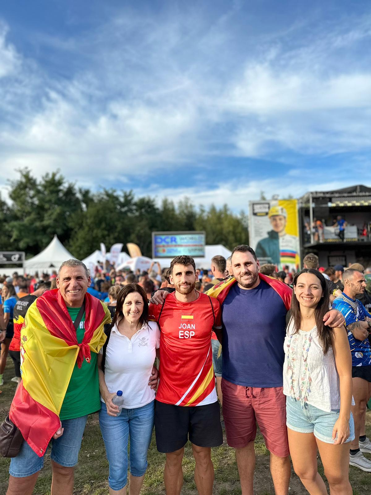 Joan Traver, junto a su familia, en un campeonato.