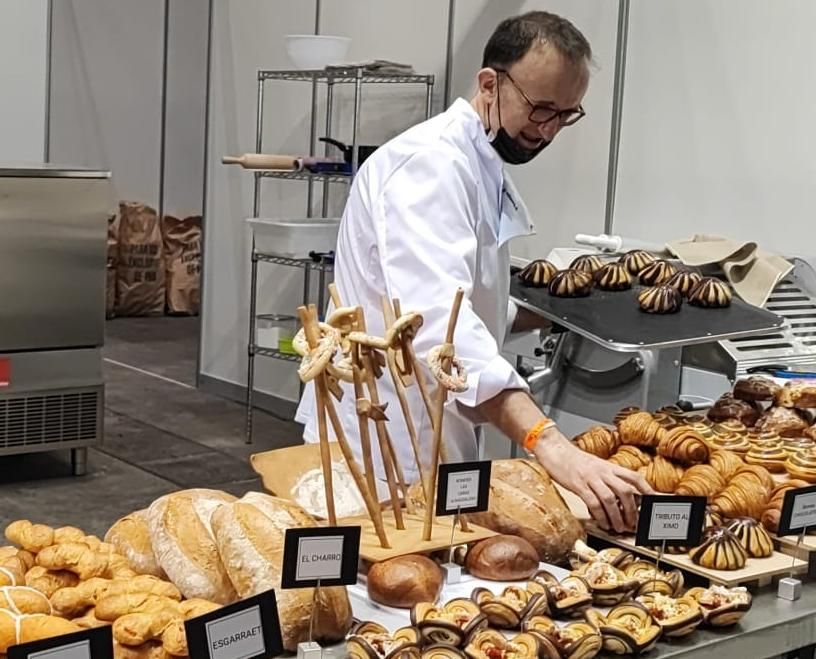 Antonio, preparando la mesa con su elaboración artística, la &#039;Romeria de les Canyes&#039;, como elemento central