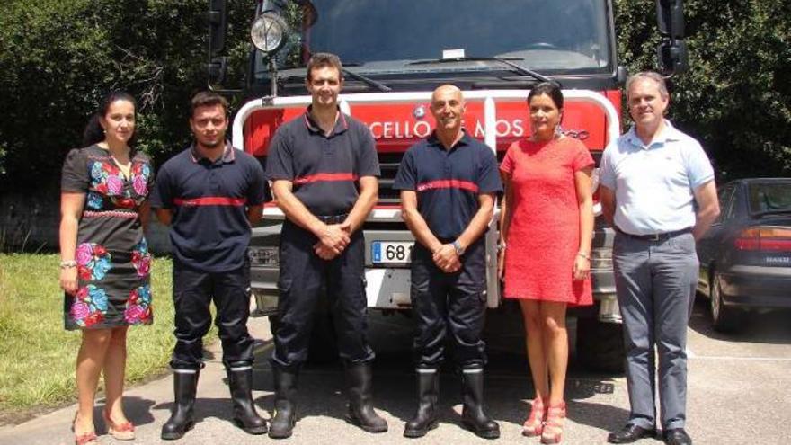 Miembros de la corporación municipal y del servicio de emergencias.  // Faro