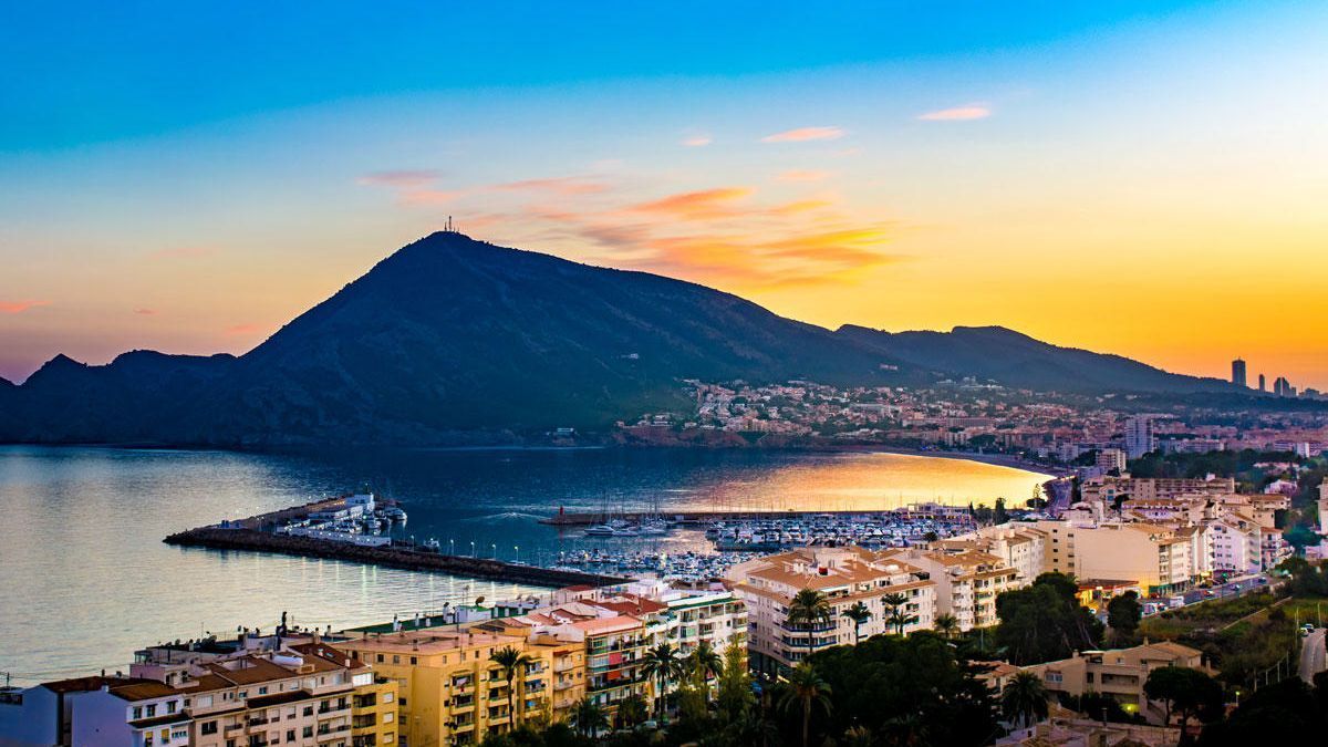 La mejor forma de adentrarse en Altea es recorrer a pie una de sus cinco rutas, guiados por tótems situados por toda la zona, conoceremos el encanto de Bellaguarda, el Baluarte de la Casa de la Señoría, el Raval Marinero, el Portal Nuevo o el BIC.