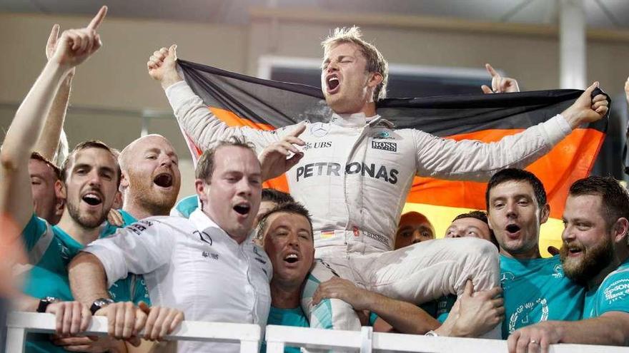 Nico Rosberg, a hombros de su equipo, tras lograr el título en Abu Dabi.