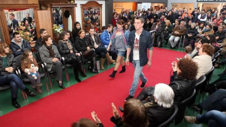 El público aplaudió ayer a rabiar a los modelos del desfile de moda de la feria de A Estrada. //Bernabé/Luismy