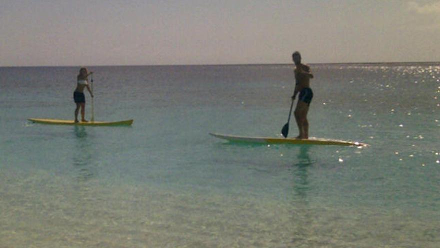 Shakira y Piqué practicando paddleboarding.