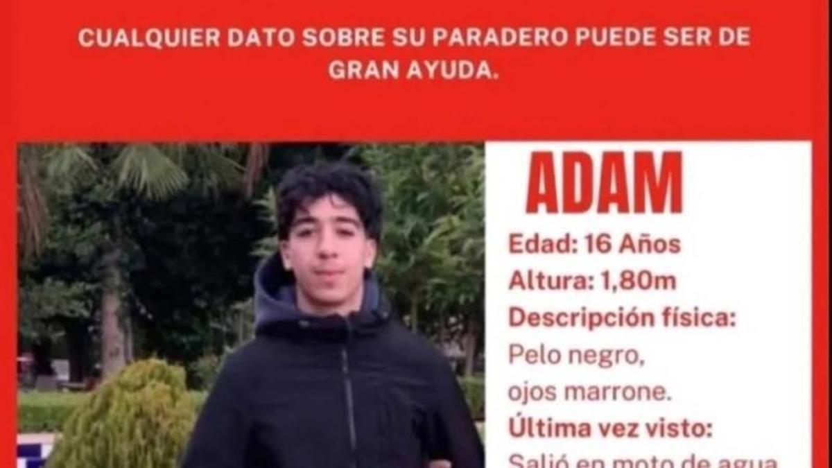 Cartell difós per la família d’Adam per demanar ajuda en la recerca del jove desaparegut al mar a Roses.