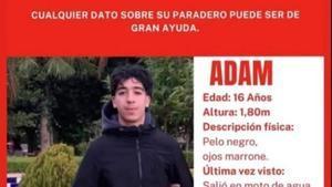 Cartell difós per la família d’Adam per demanar ajuda en la recerca del jove desaparegut al mar a Roses.