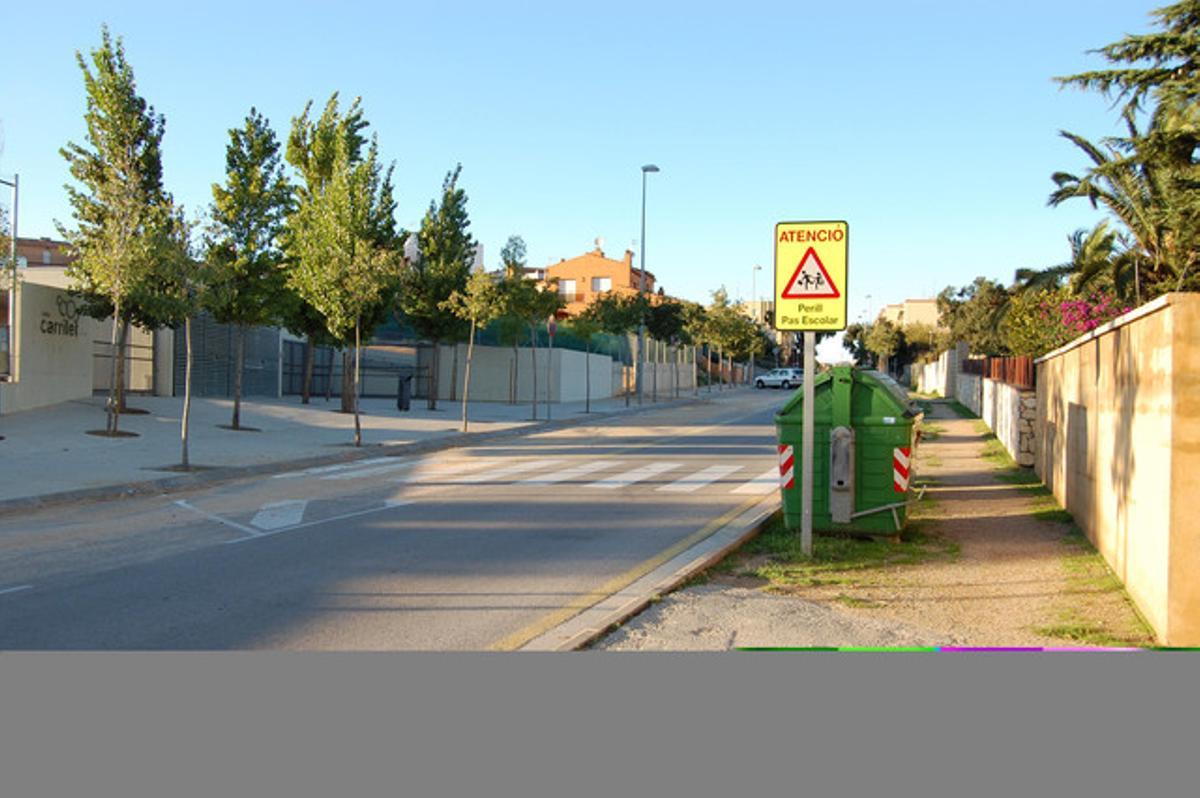 Vorera pendent d’asfaltar.Vull denunciar la situació en què es troba la vorera de l’avinguda del Carrilet de Palafrugell, on hi ha una escola. Aquest territori dels vianants fa molts anys que està pendent d’asfaltar, cosa que el converteix en perillós i incòmode. El més curiós és que la policia local sanciona els vehicles que hi estacionen a l’anar a portar o recollir els nens de l’escola. En canvi, sí que es permet posar-hi uns contenidors d’escombraries.