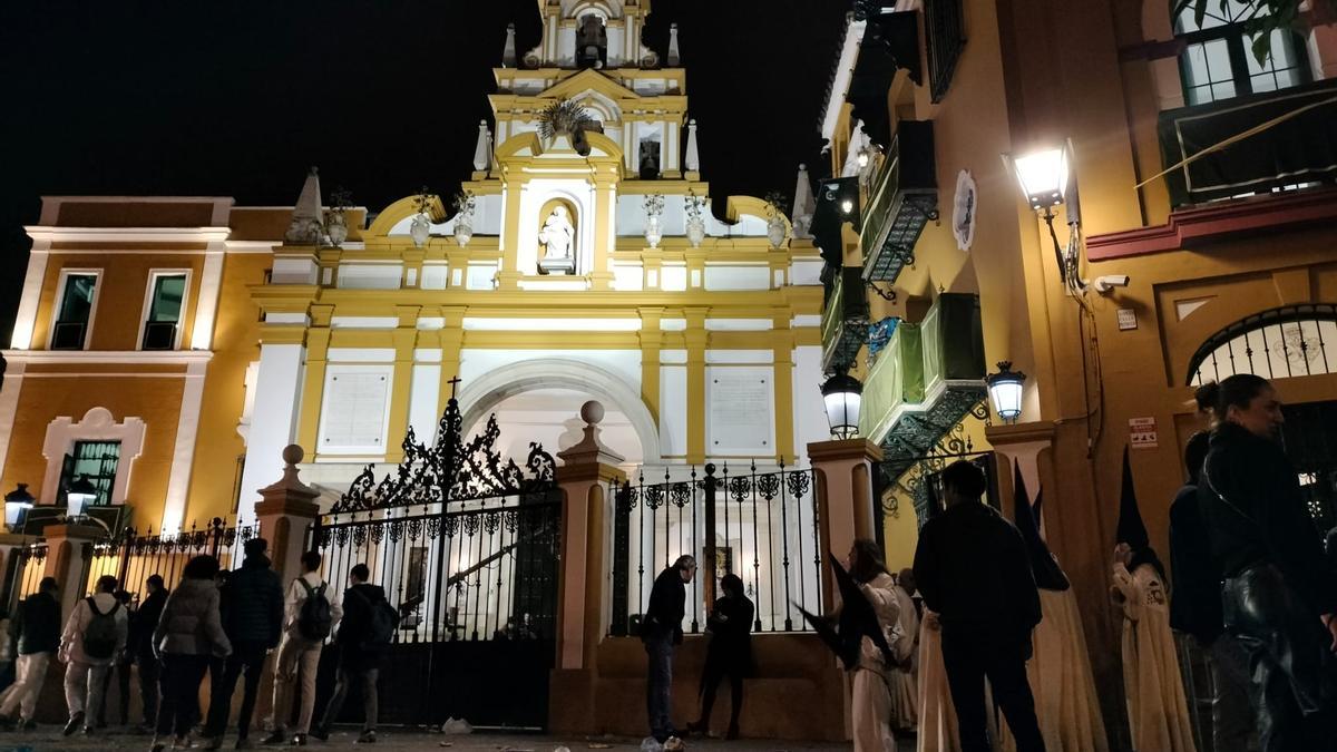 Penitentes de La Macarena a las afueras del templo esta Madrugá