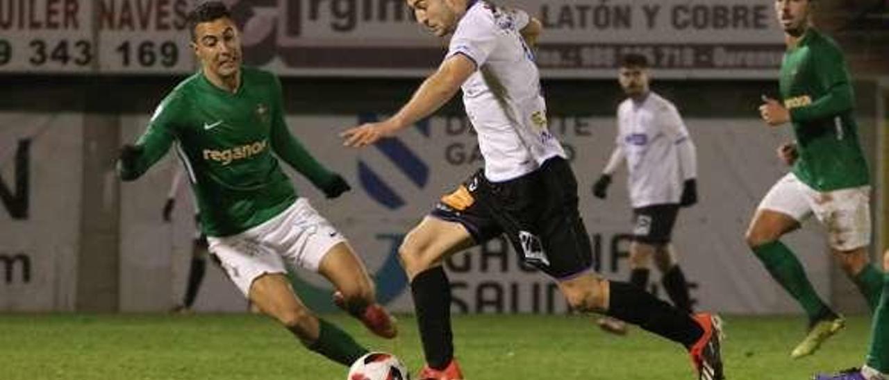 El nuevo jugador del Marino, Pablo Pérez, avanza con el balón.