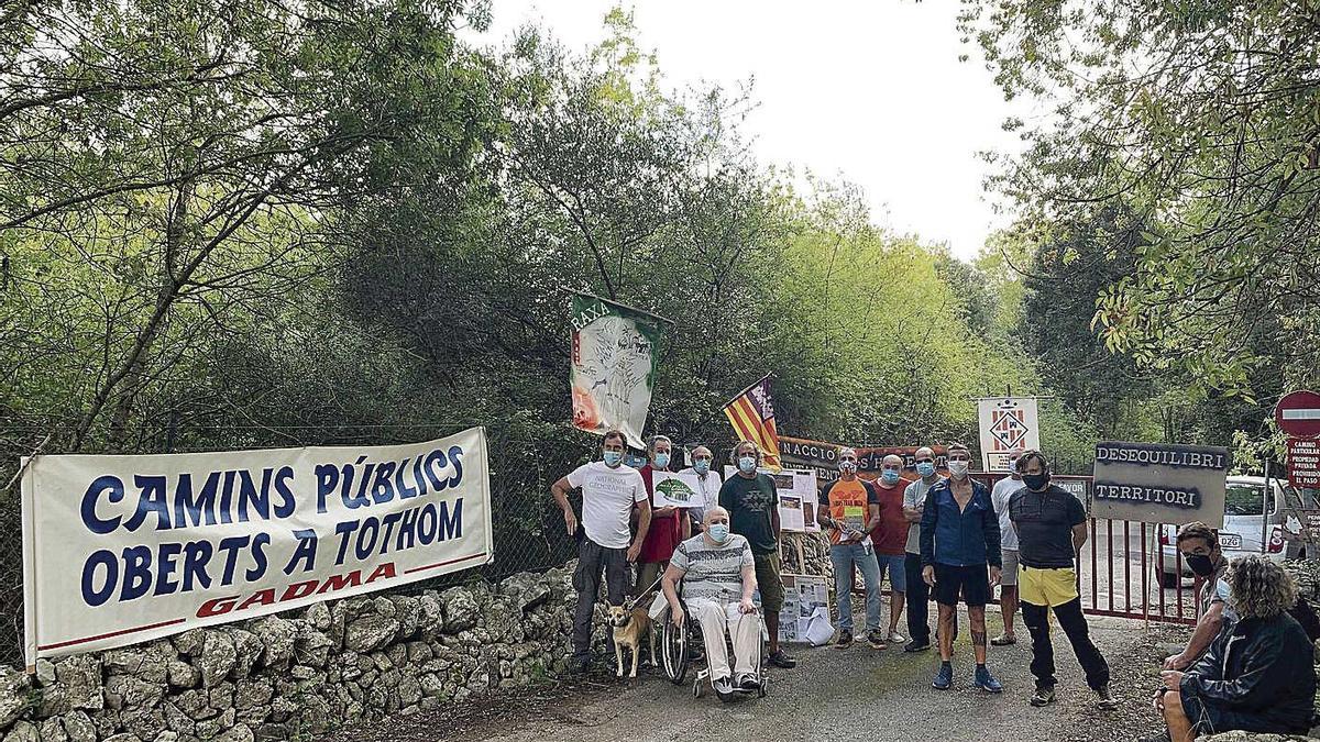 Miembros de Gadma y de otras asociaciones exigieron ayer la apertura de caminos públicos.