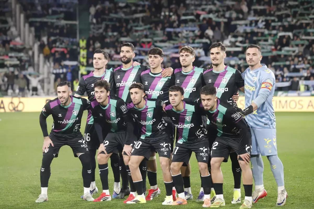 Chupe, arriba derecha junto al meta Alfonso Herrero, en el once inicial del Córdoba CF-Málaga de este curso.