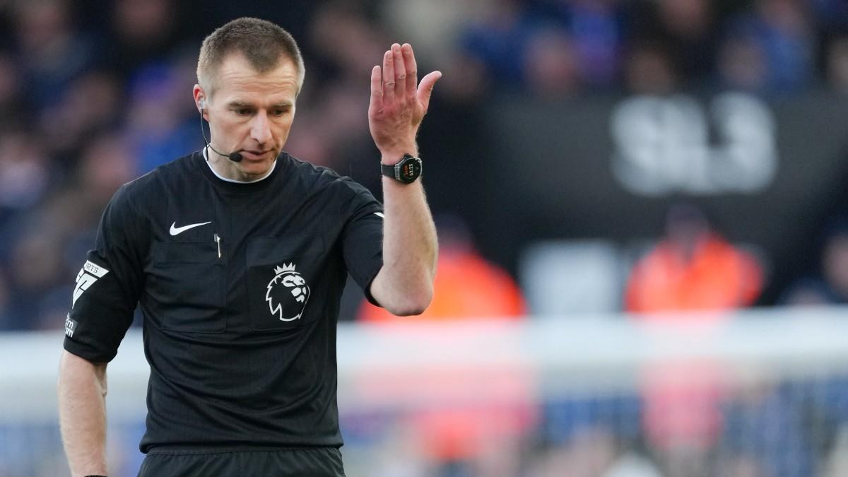 El árbitro Michael Salisbury, en un partido de la Premier League