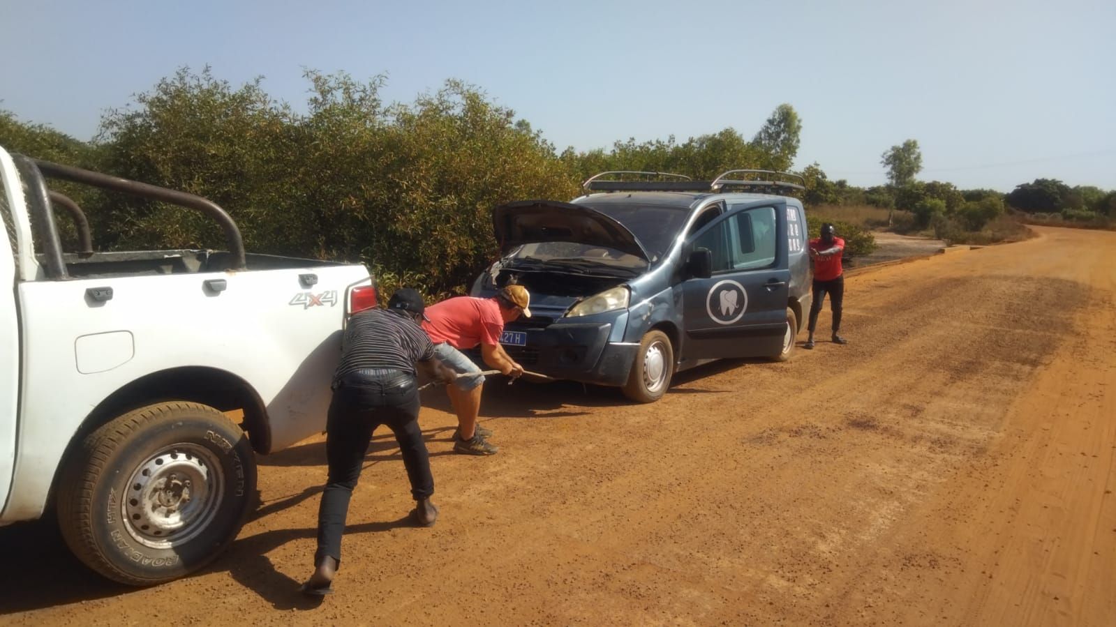 Imagenes de la construcción de la academia dental en Senegal.