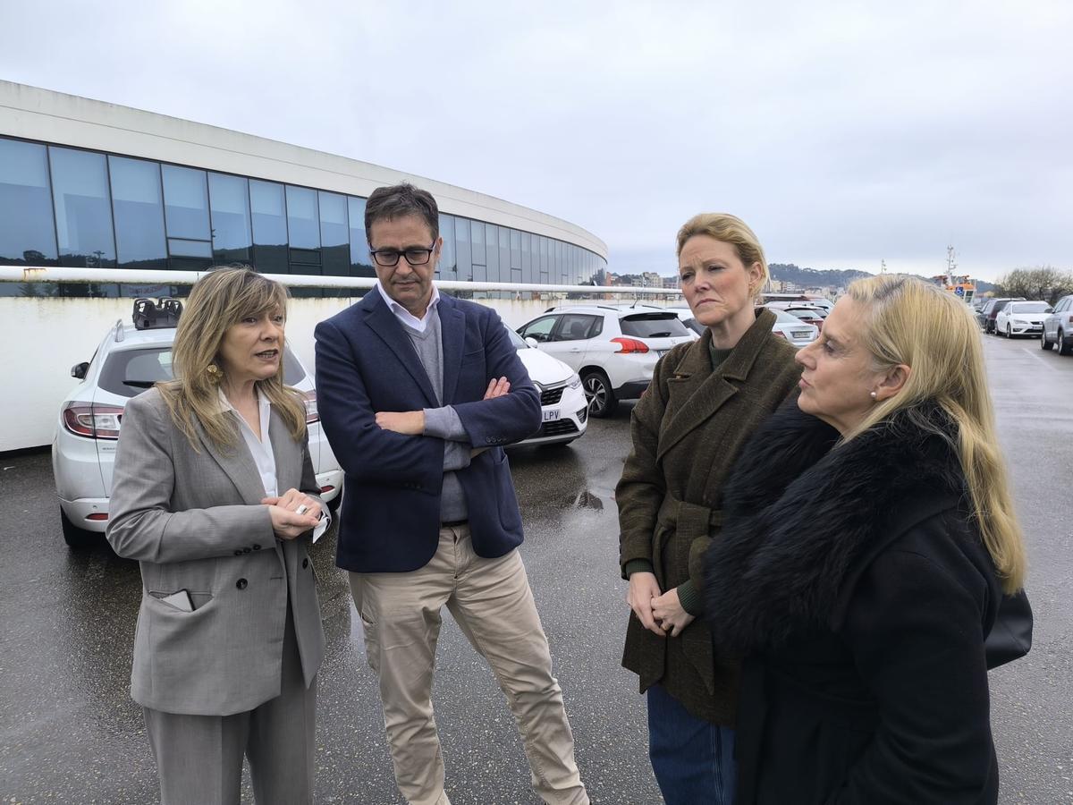 Esther Llamazares, José Luis Costillas, Estefanía Rodríguez y Susana Fernández, este viernes, en el aparcamiento.