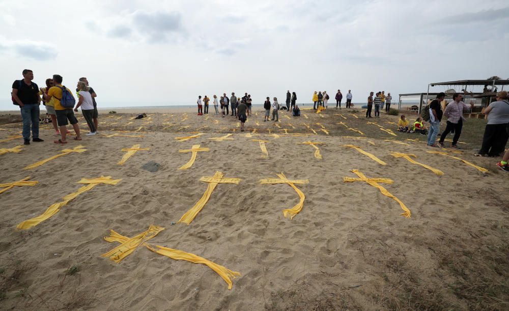 Estenen tovalloles grogues en forma de creu a la platja de Mataró