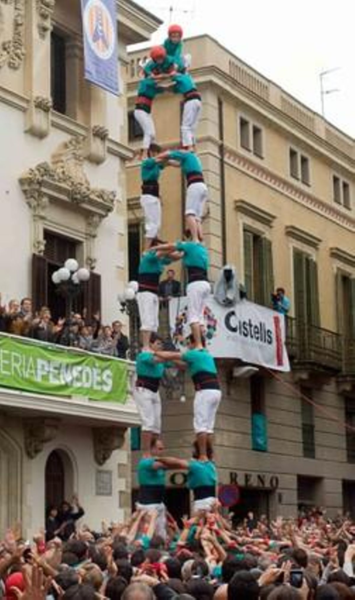 Els Castellers de Vilafranca van carregar i van descarregar una torre de vuit. Els Castellers de Vilafranca van carregar i van descarregar una torre de vuit.