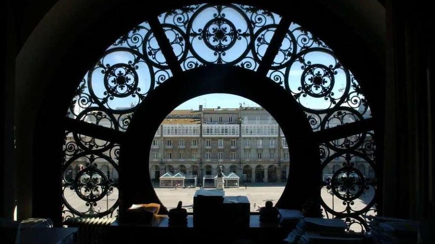 Despacho de la asesoría jurídica, con vistas a la plaza de María Pita.