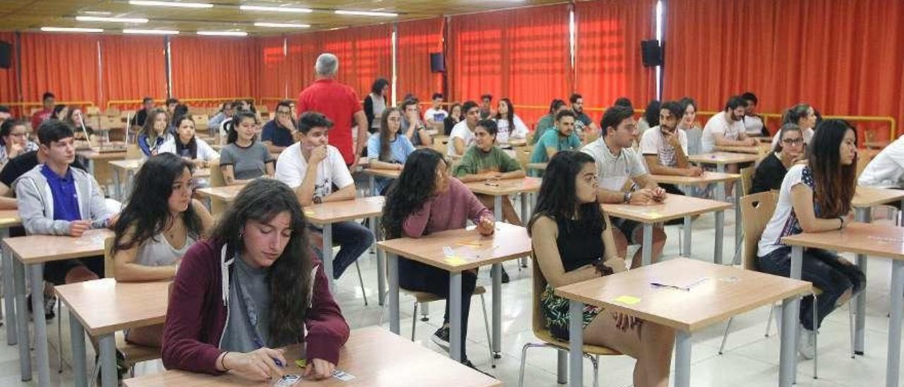 Alumnado preuniveresitario en una de las pruebas de selectividad (ABAU) en el campus. // Iñaki Osorio