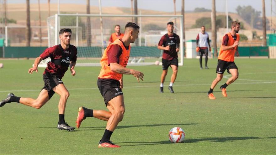 Adrián Fuentes conduce el balón durante un entrenamiento en la Ciudad Deportiva.