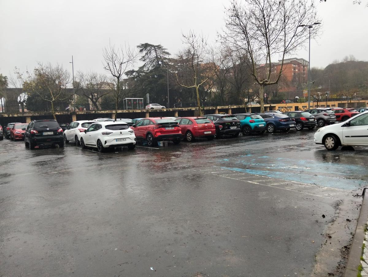 Fotogalería | La lluvia agua el mercadillo de La Hispanidad de Plasencia