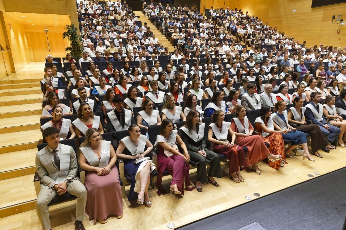 Galería | La Jaume I gradúa a 92 estudiantes de Enfermería y a 84 de Medicina