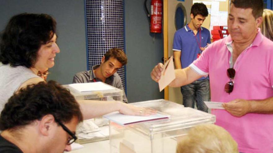 Electores en un colegio electoral de la zona centro de la ciudad.