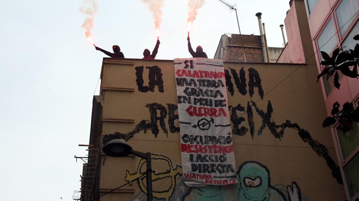 Tres activistas en el edificio de Ca la Trava, en Gràcia