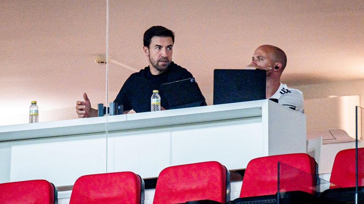 Gabi habla con Boris Antón, uno de sus ayudantes, en la cabina desde donde siguió el partido.