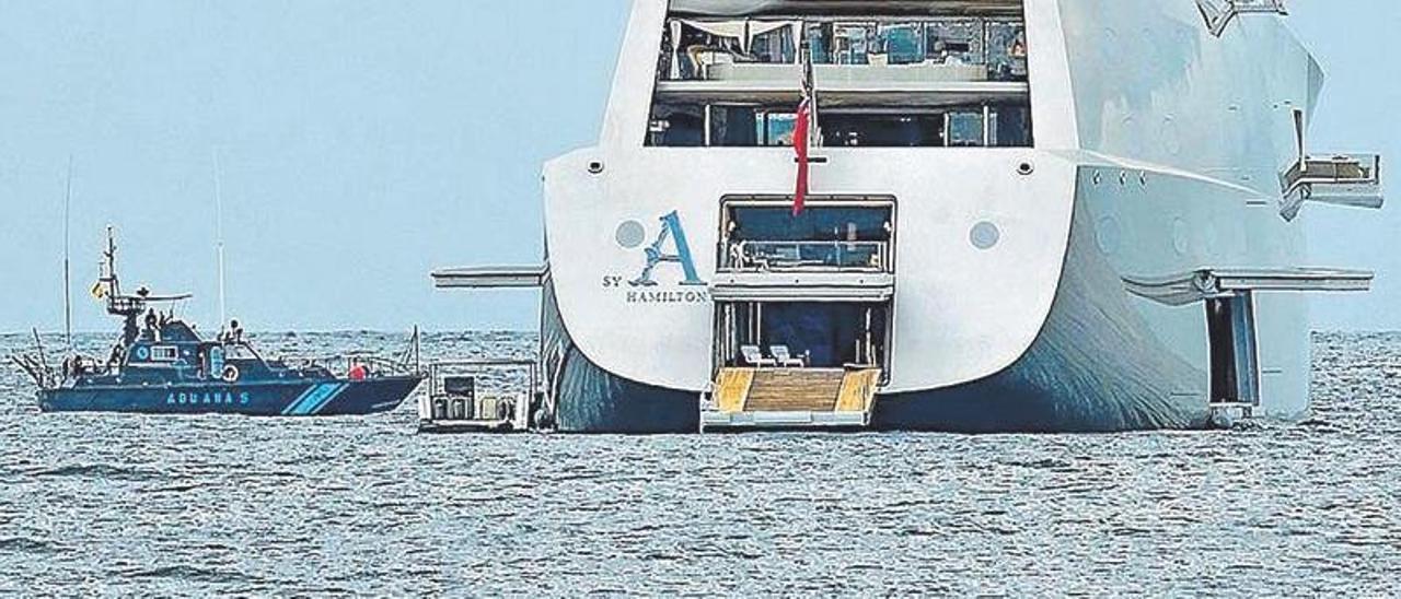 Una patrullera de Vigilancia Aduanera inspecciona en 2017 en la Bahía de Palma el ‘SY A’ incautado a Melnichenko.