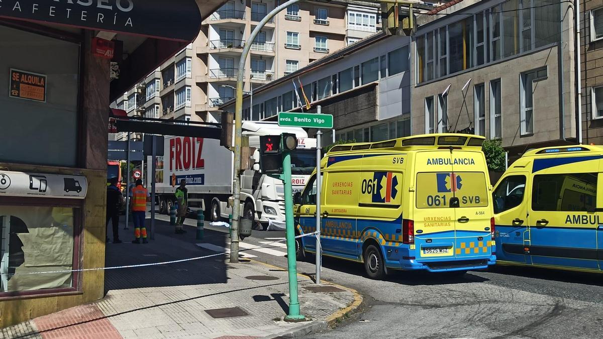 Los efectivos de Emergencias no pudieron hacer nada para salvar la vida de la estradense, cuyo cuerpo quedó bajo el camión.