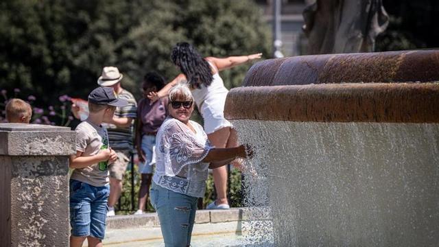 Gent refrescant-se durant l’onada de calor.