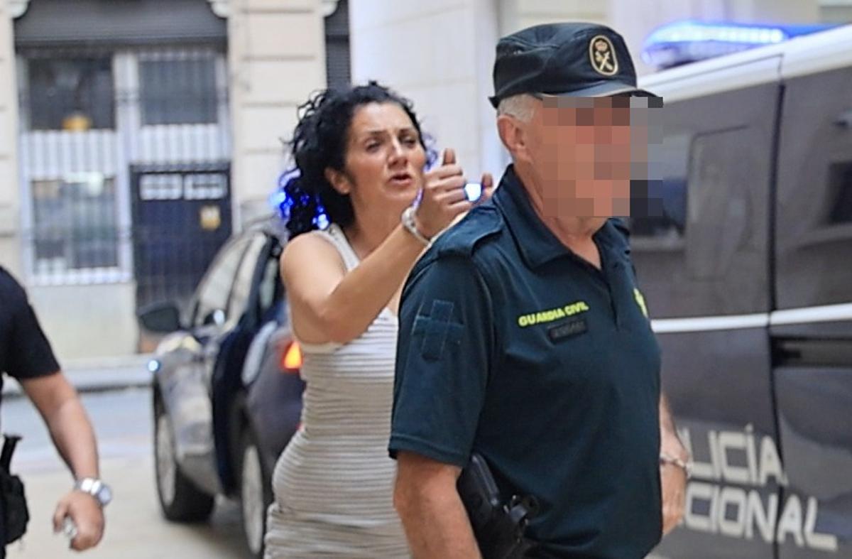 Raquel M. C. abandona la Audiencia tras ser declarada culpable por el jurado este lunes.