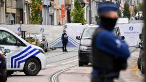 Agentes de policía en la zona en la que se produjo el tiroteo mortal en Bruselas