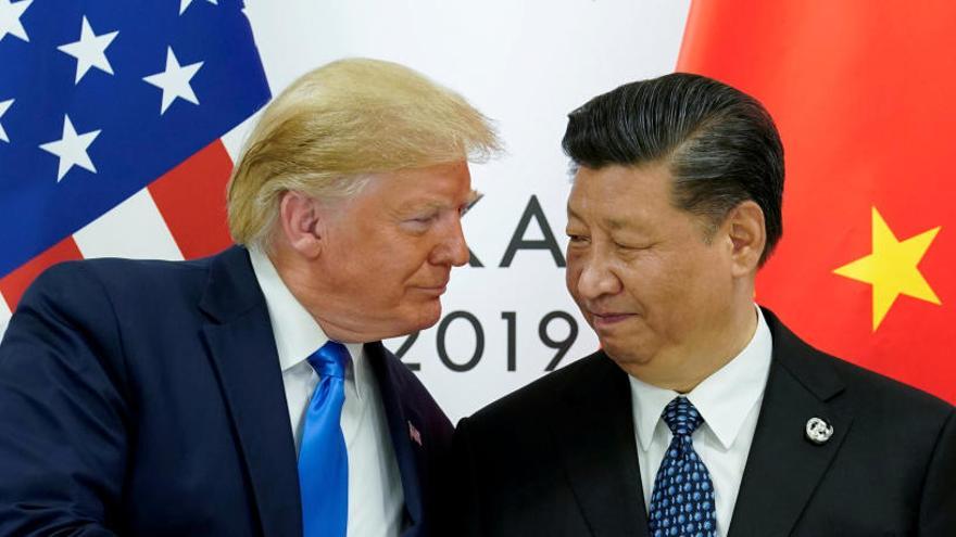 Donald Trump y Xi Jinping se dan la mano.