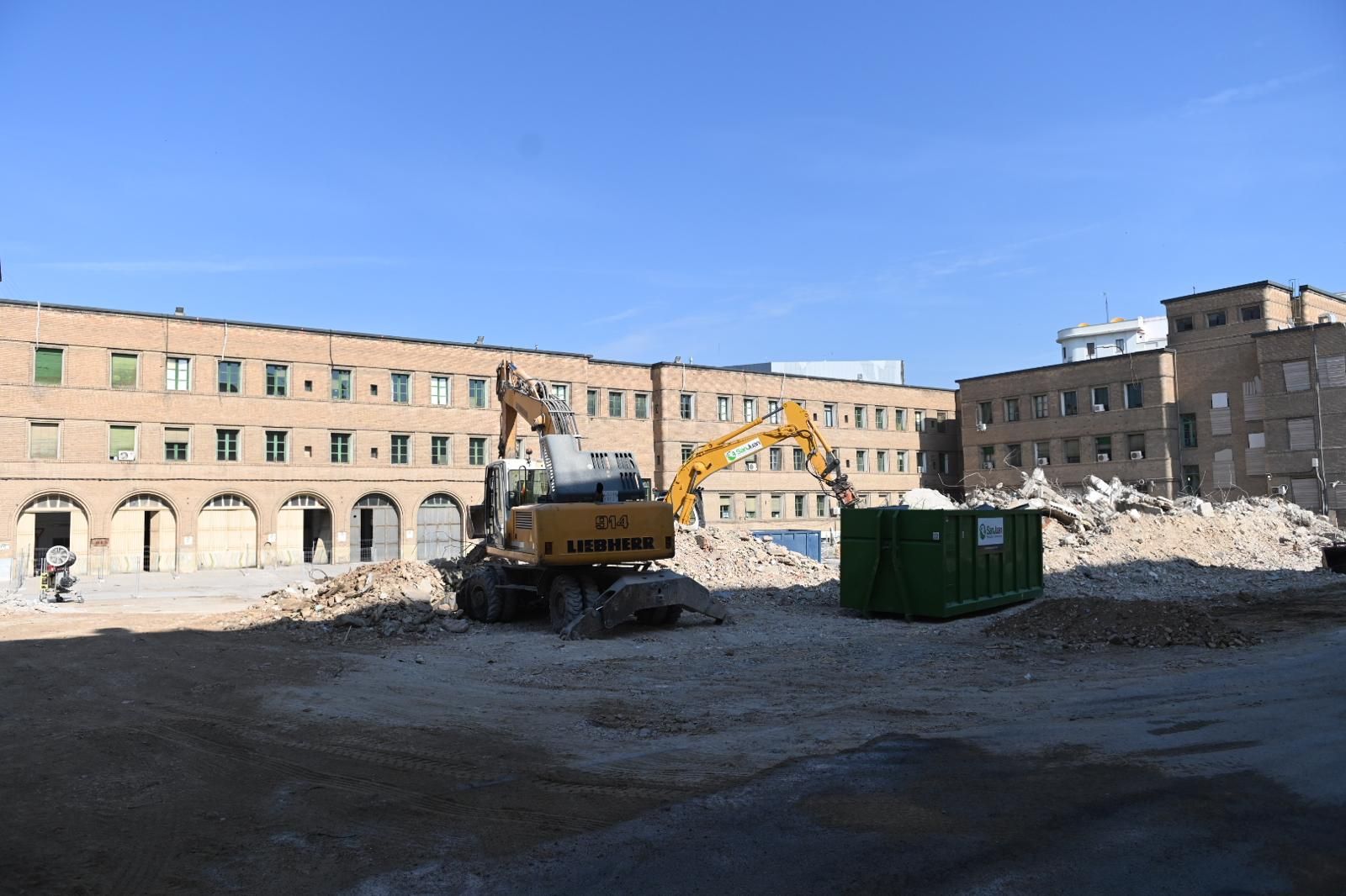 En imágenes | Así avanzan las obras de derribo de la comisaría de Mayandía