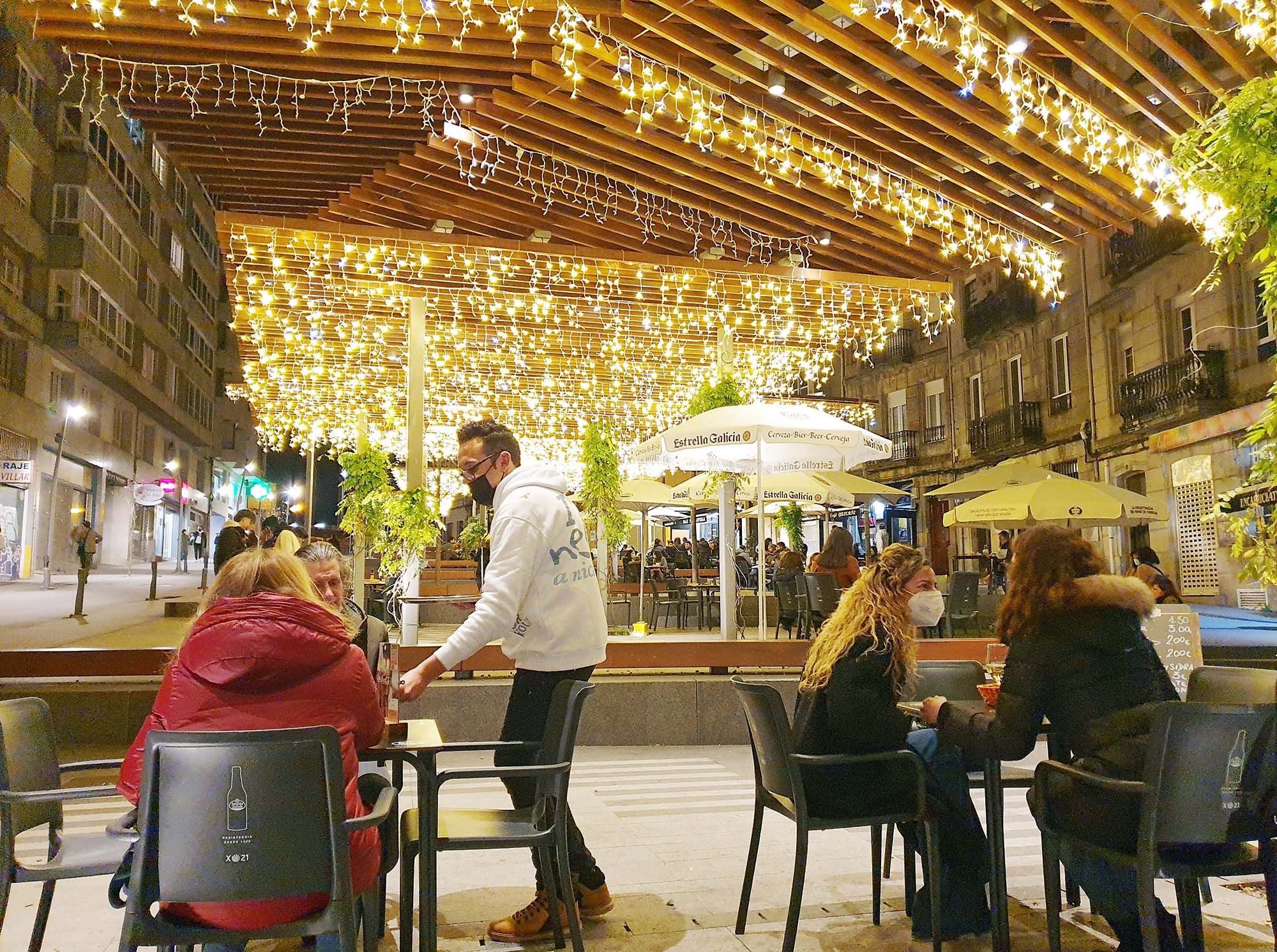 Aspecto de la plaza de la Ronda de don Bosco el pasado fin de semana, con las luces navideñas alumbrando las terrazas.   MARTA G. BREA (4).jpg