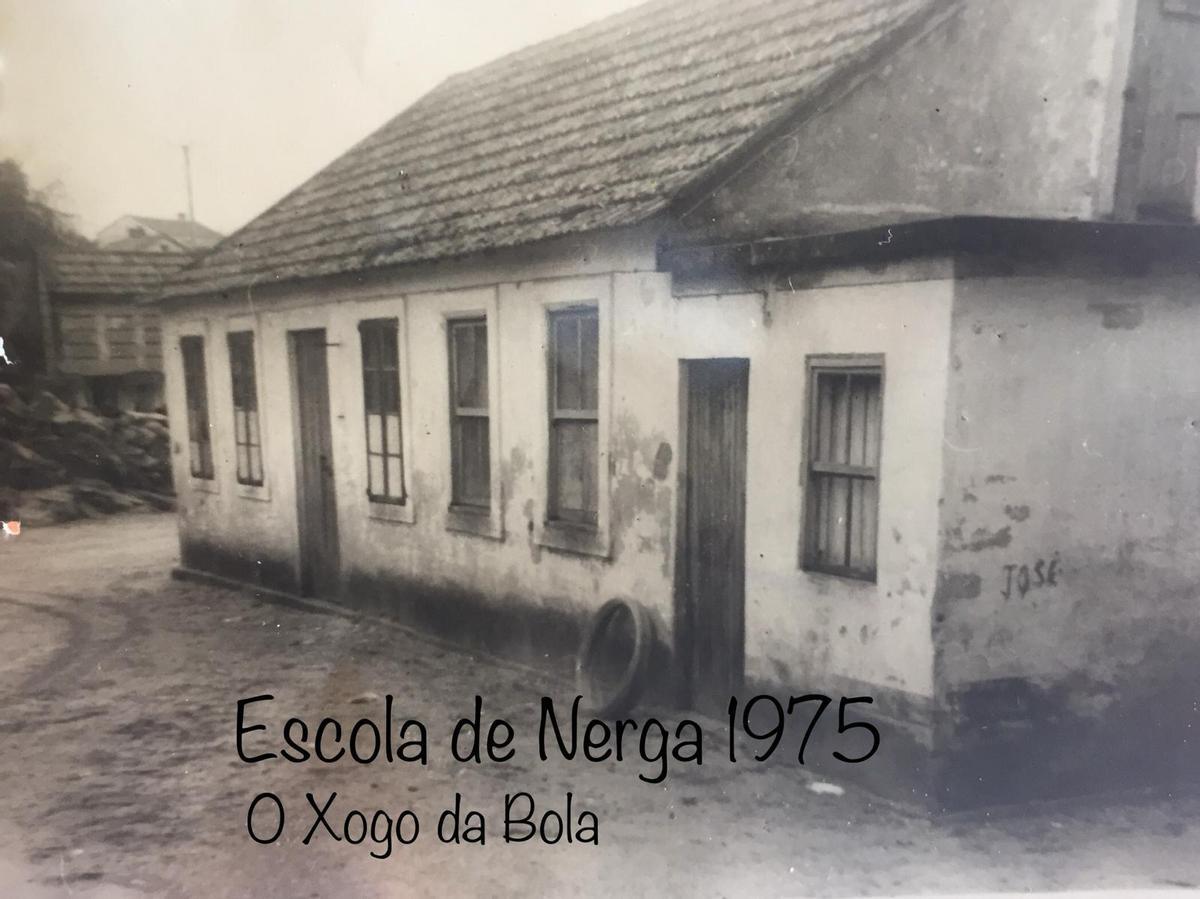 A escola de Nerga, no lugar do Xogo da Bola, no ano 1975.