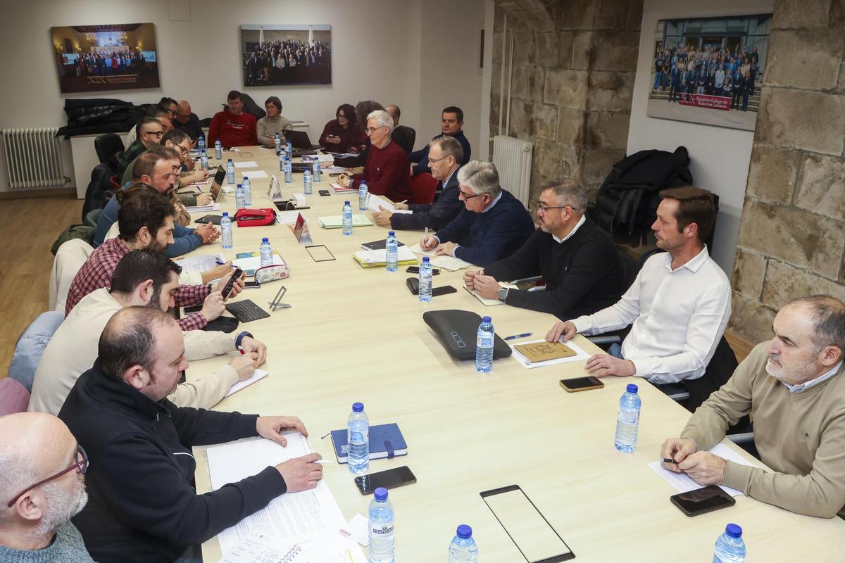 Representantes de patronal y sindicatos en la mesa negociadora sobre el conflicto de autobuses reunida este lunes en Santiago.