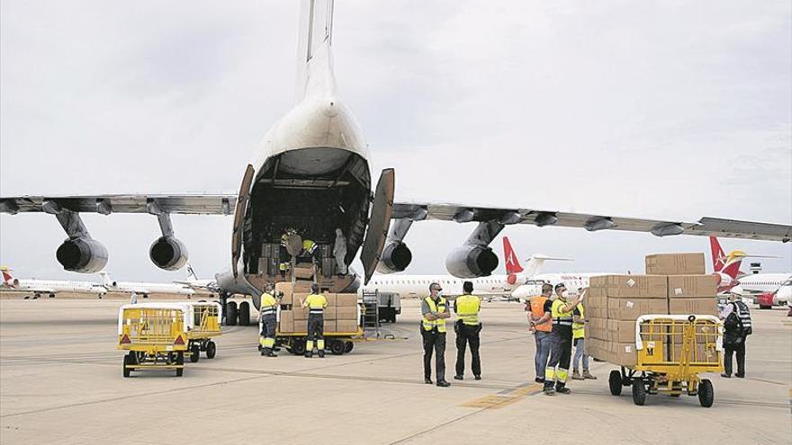 El aeropuerto de Castellón recibe su primer cargamento desde China con mascarillas