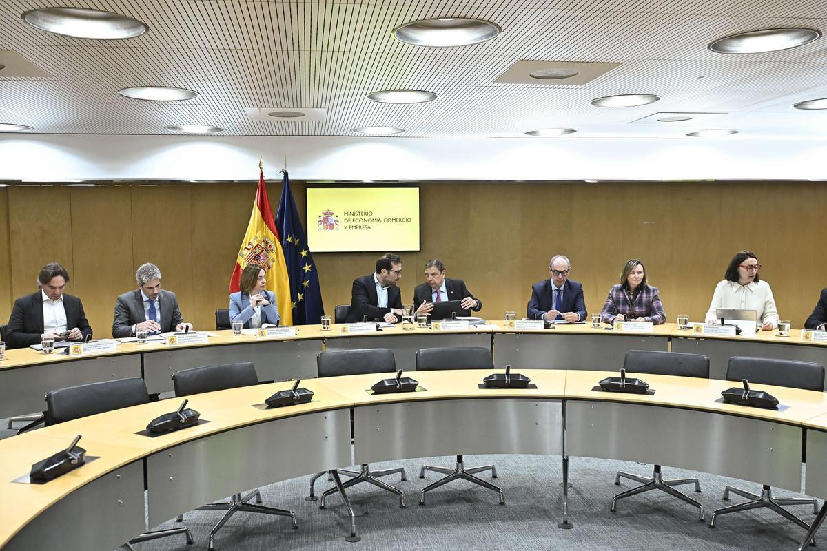 El ministro Luis Planas, durante una de sus reuniones este lunes con los sectores de la pesca, la industrial alimentaria y el sector primario.