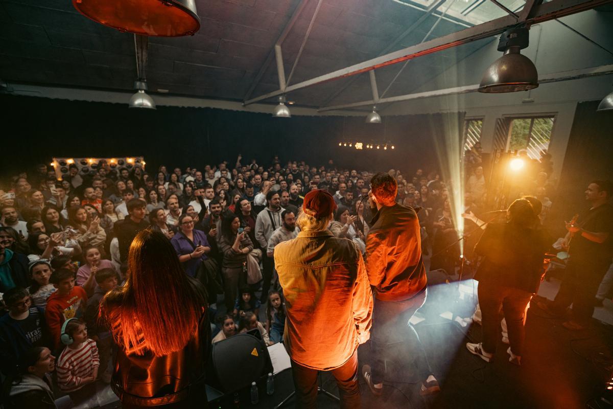 Asistentes ao concerto celebrado no mercado de abastos de Muros.