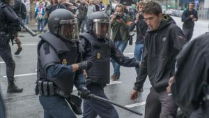 Disturbios durante el referéndum del 1 de octubre en el exterior del centro de votación de la Escola Industrial en Barcelona.